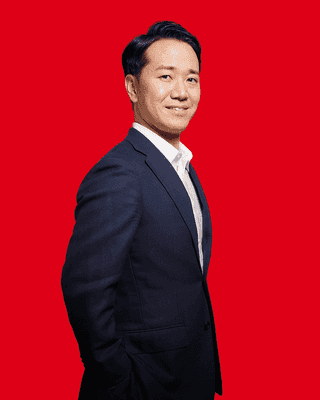 Jun Hashimoto smiling